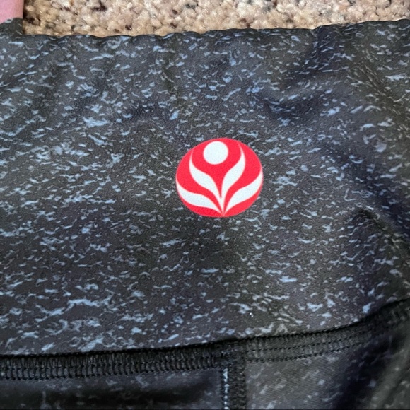 Kali Angel Wing Cropped Leggings Size Small - Picture 4 of 8